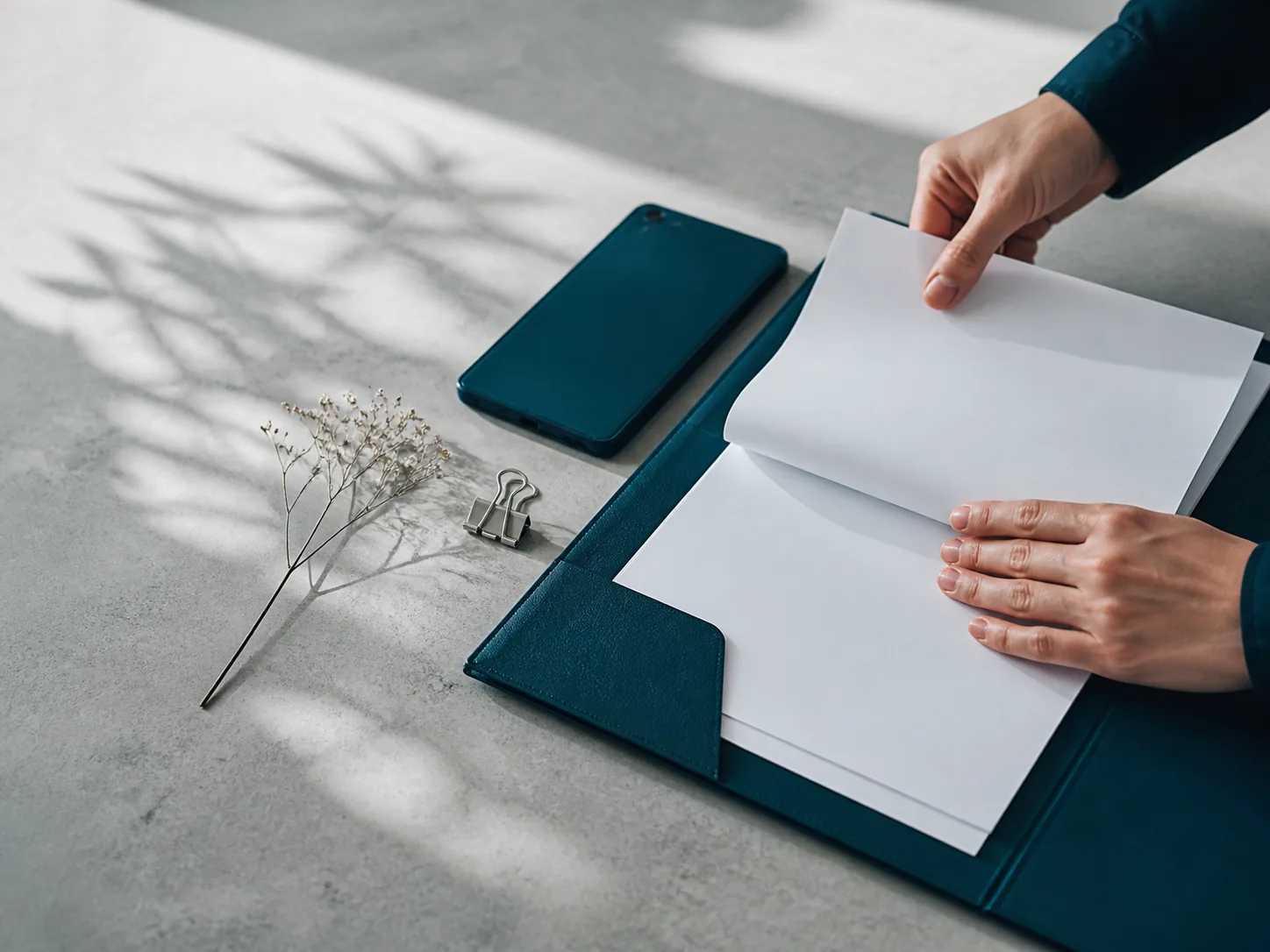 Documentos organizados sobre una mesa de trabajo